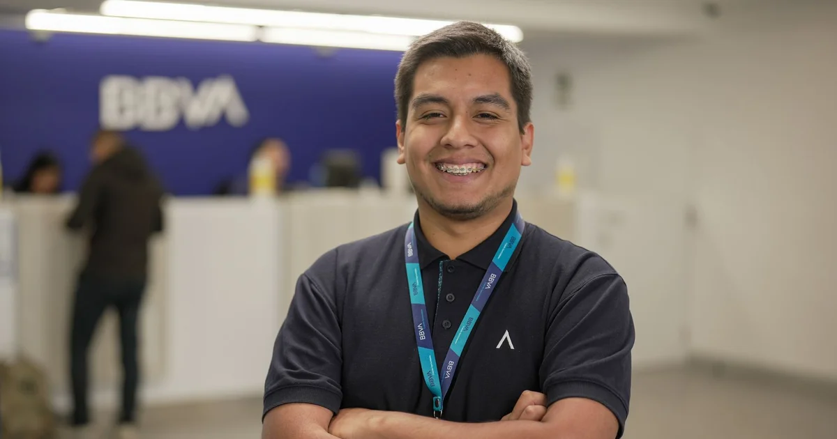 Empleado bancario revisando un panel de agentes de IA en una oficina moderna en Quito