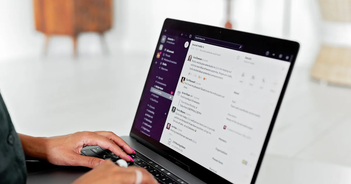 Persona revisando una aplicación de inteligencia artificial en una laptop en una oficina