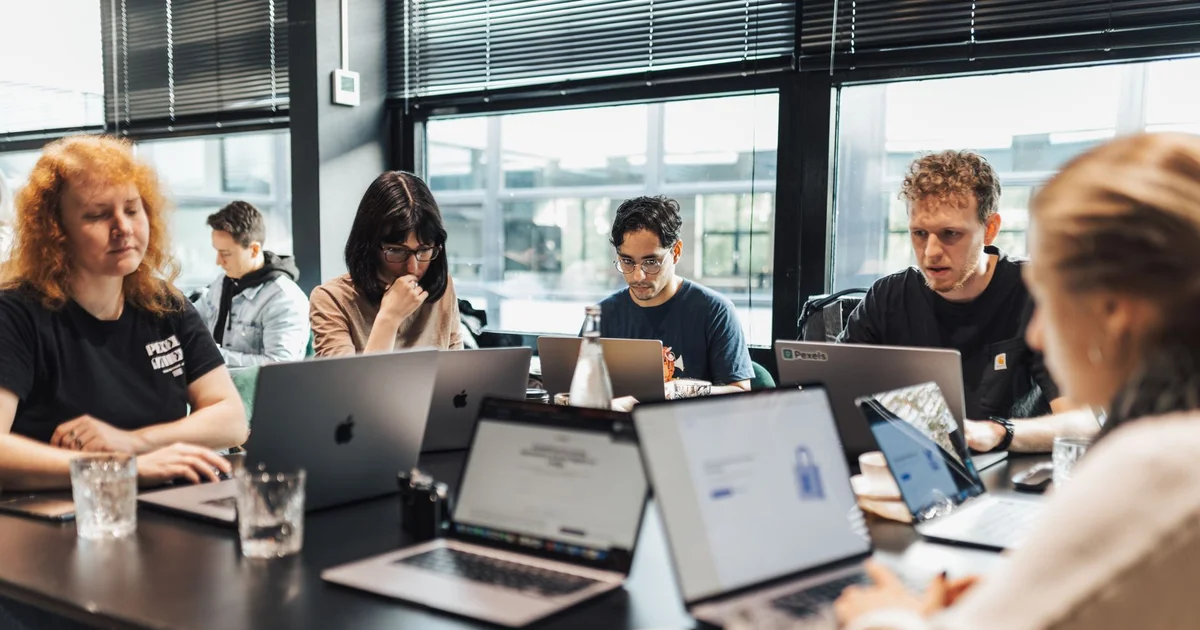 Equipo de trabajo reunido en una oficina moderna durante una sesión de capacitación