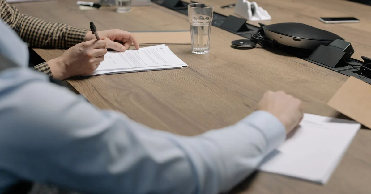 Reunión de negocios revisando un contrato de servicios tecnológicos en una oficina