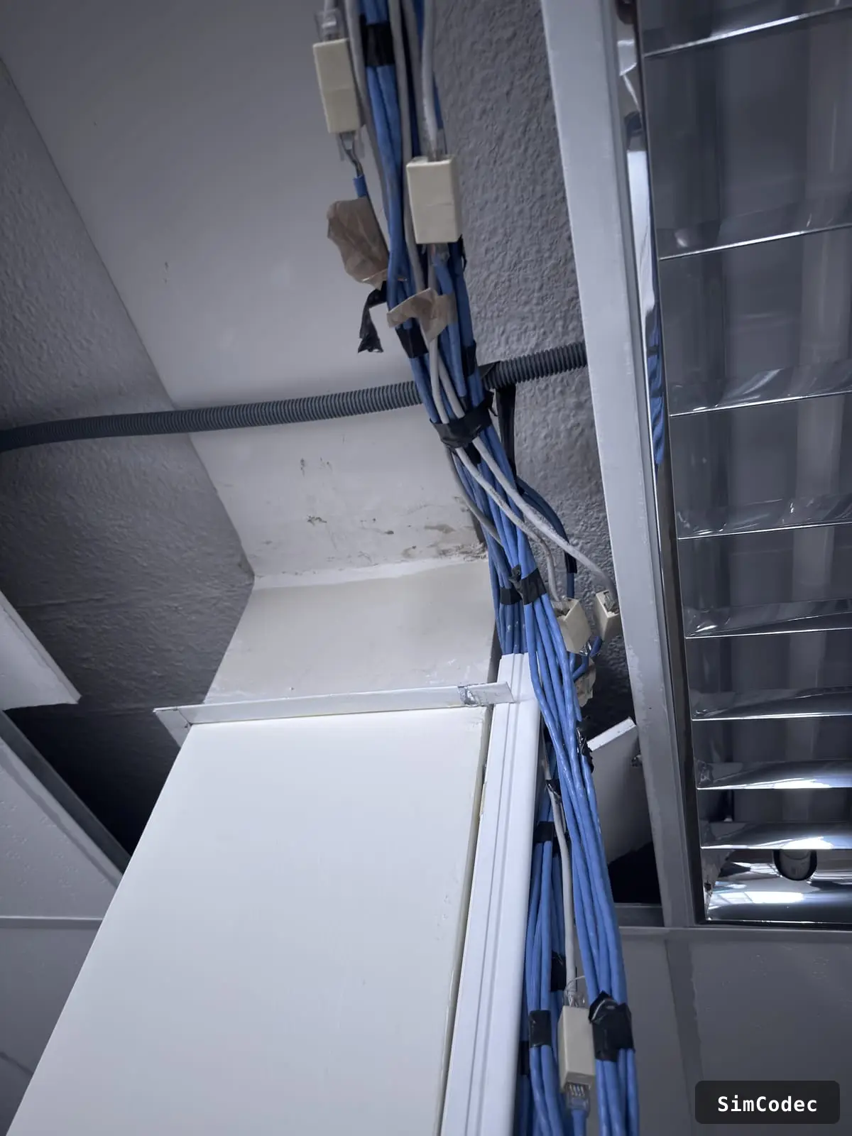Cabling drop toward the rack